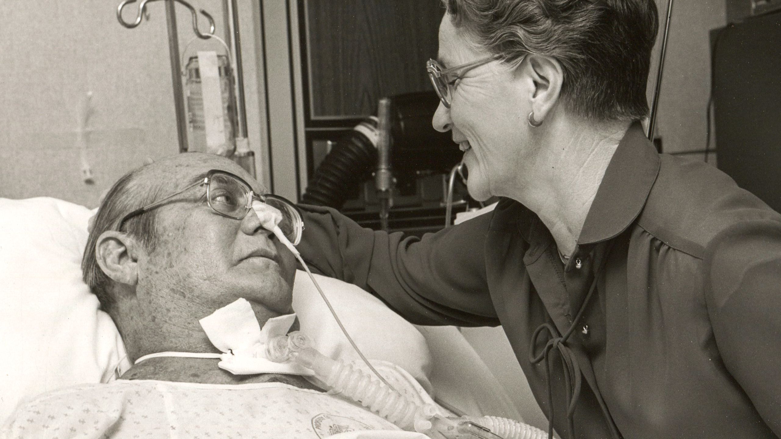 Ca ghép tim nhân tạo đầu tiên trong lịch sử nhân loại diễn ra như thế nào? - Ảnh 1. Tim nhân tạo Jarvik-7 sử dụng trong ca phẫu thuật